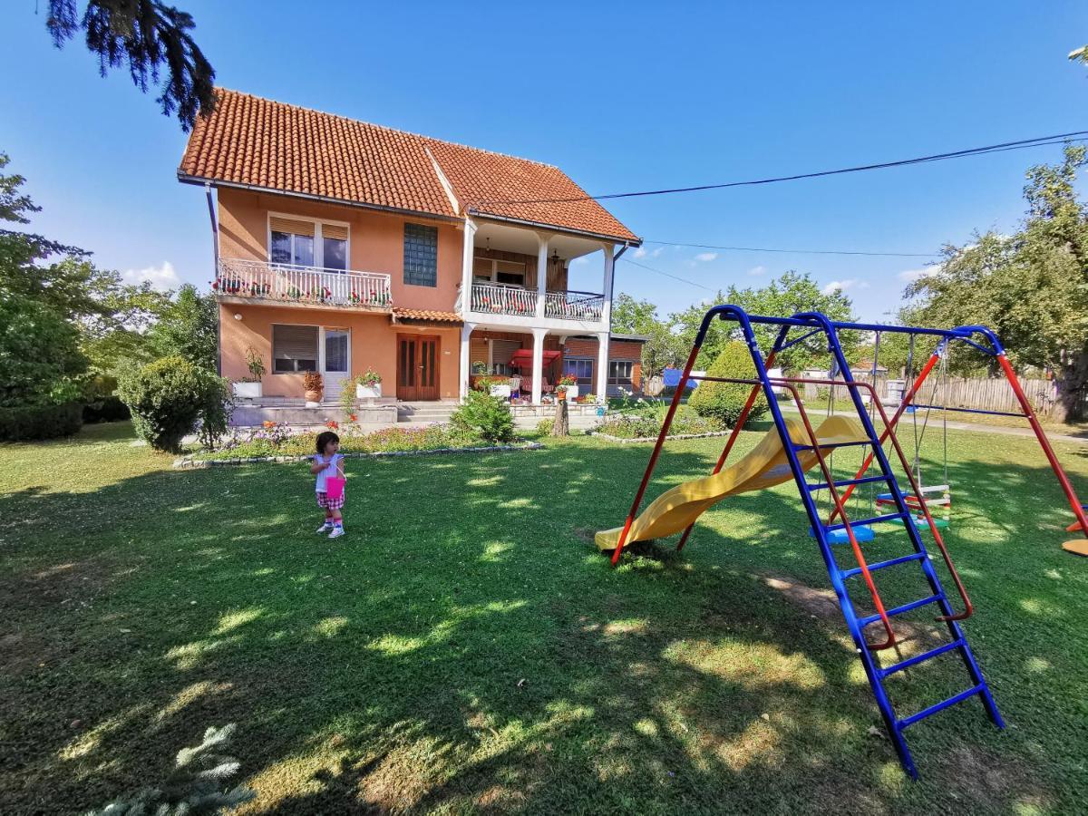 Apartments Domacinstvo Nikolic ヴァリェヴォ エクステリア 写真