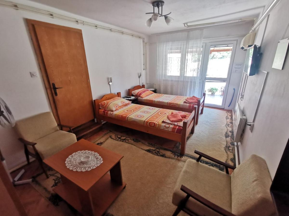Apartments Domacinstvo Nikolic ヴァリェヴォ エクステリア 写真