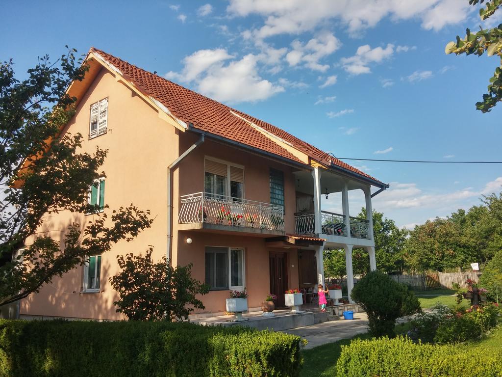 Apartments Domacinstvo Nikolic ヴァリェヴォ エクステリア 写真