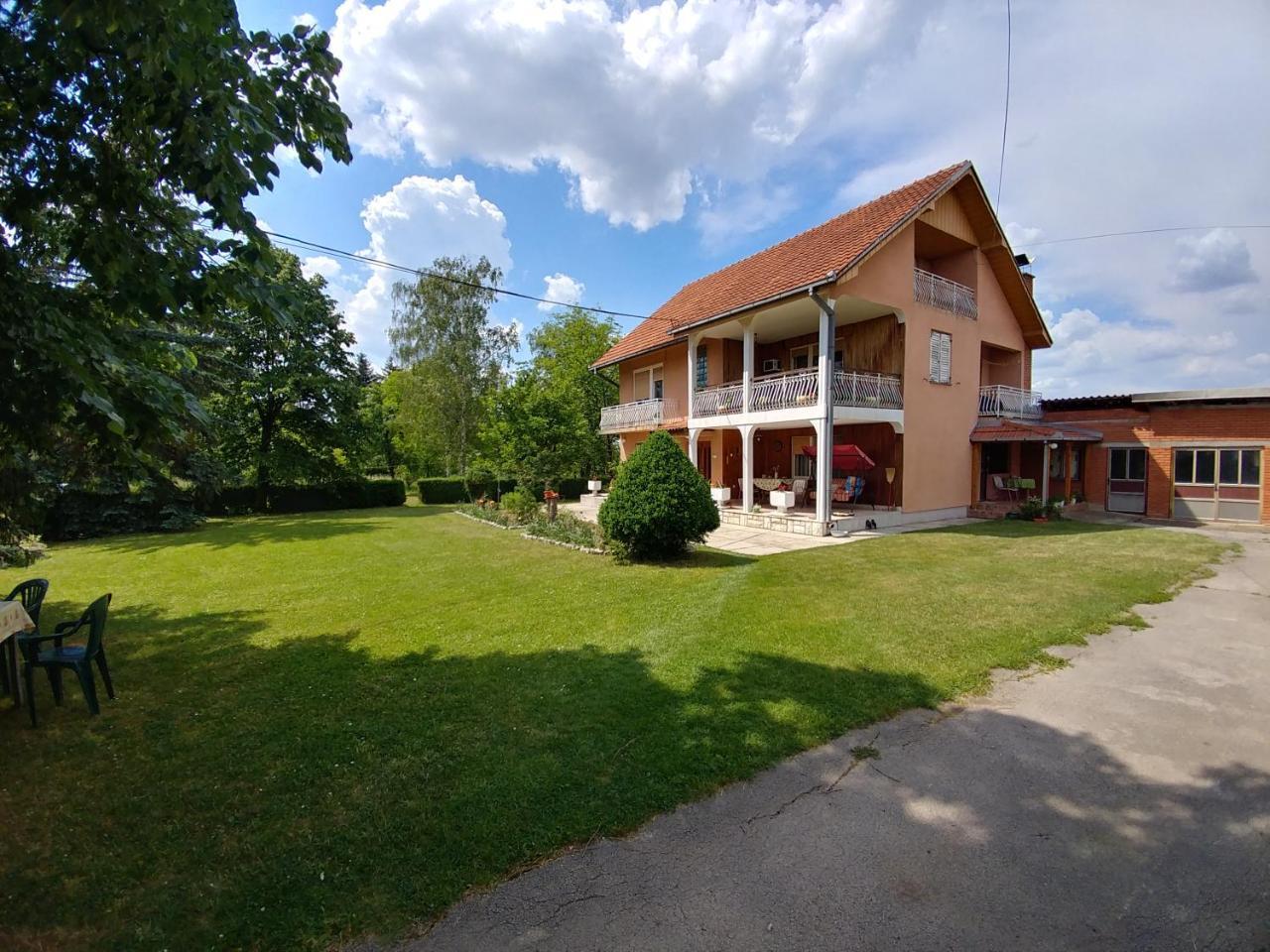 Apartments Domacinstvo Nikolic ヴァリェヴォ エクステリア 写真